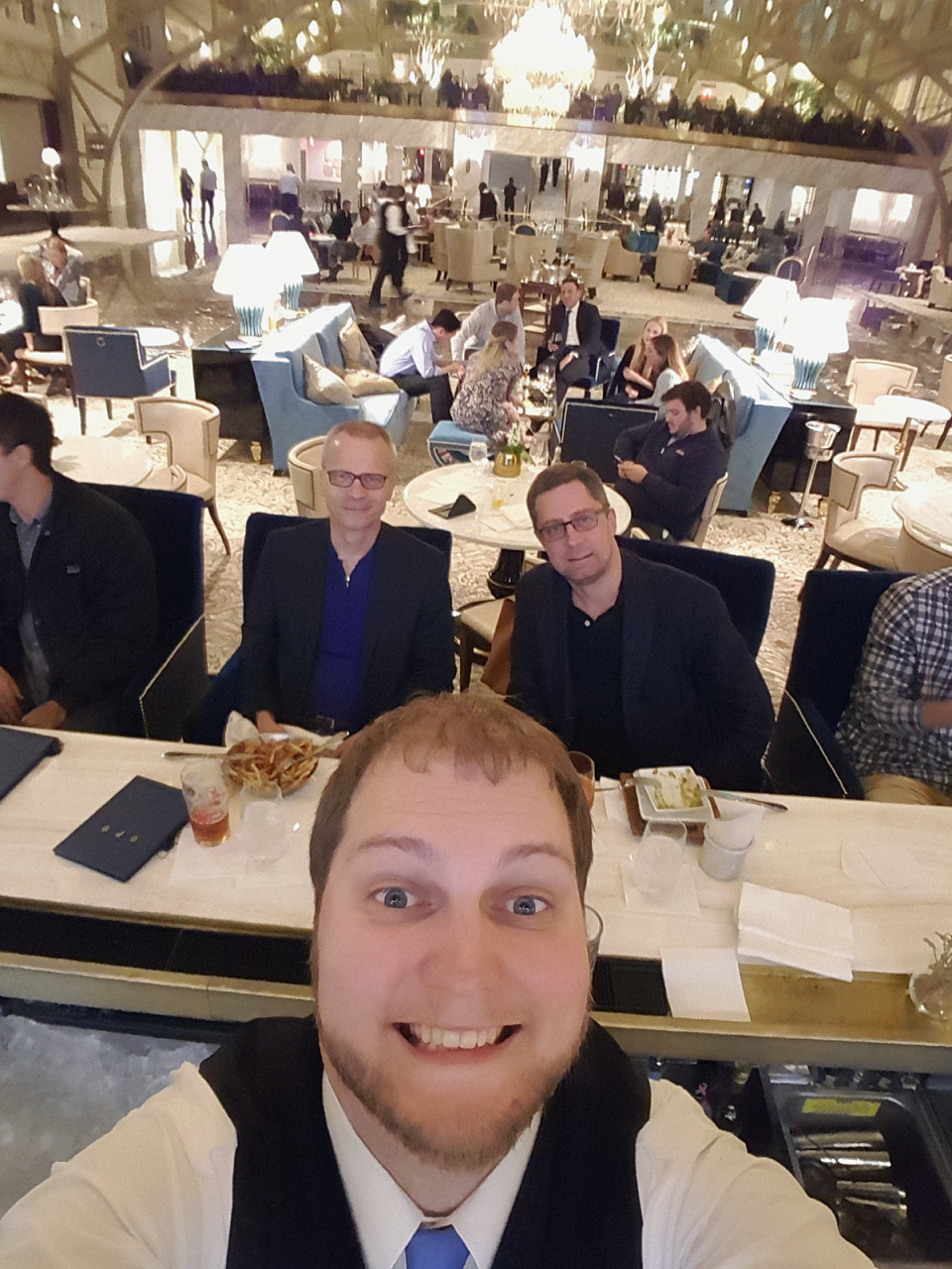 Ylen ulkomaantoimittajat Mika Hentunen ja Antti Kuronen Trumpin hotellin baariravintolassa.