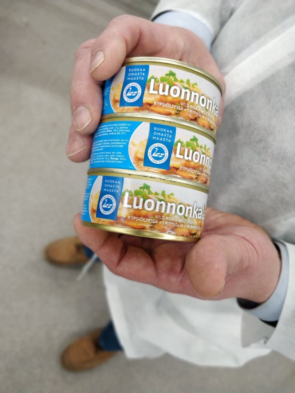 Luonnonkalasäilykettä esitellään Pielisen kalajalostamolla.