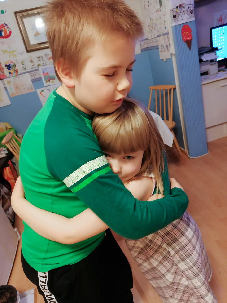 Roope halaa siskopuoltaan Ronjaa.
