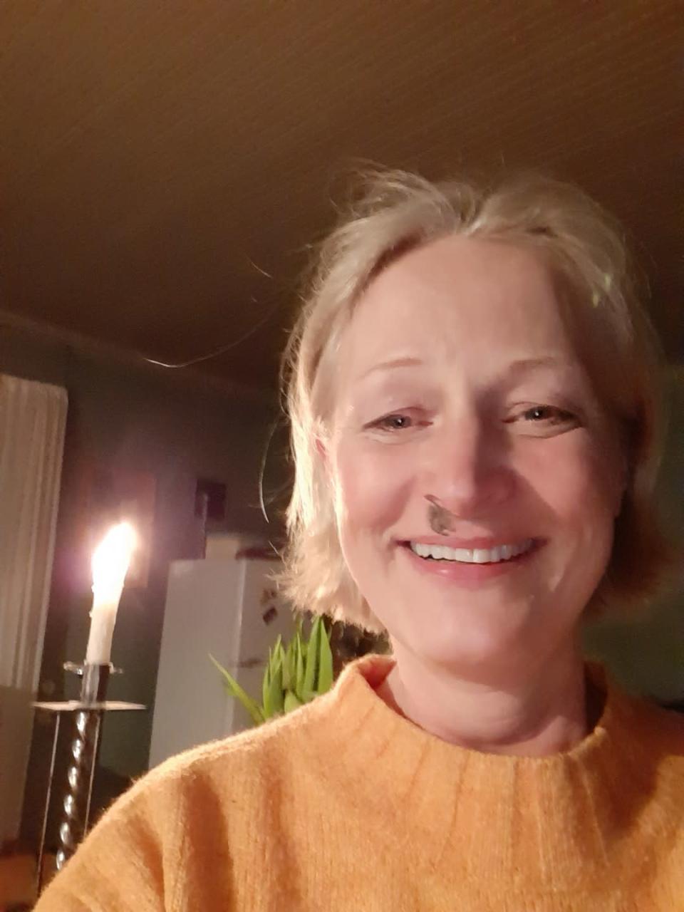 Heli Vaaranen hauskuttaa perhettään nenänpielessä olevalla nokitahralla