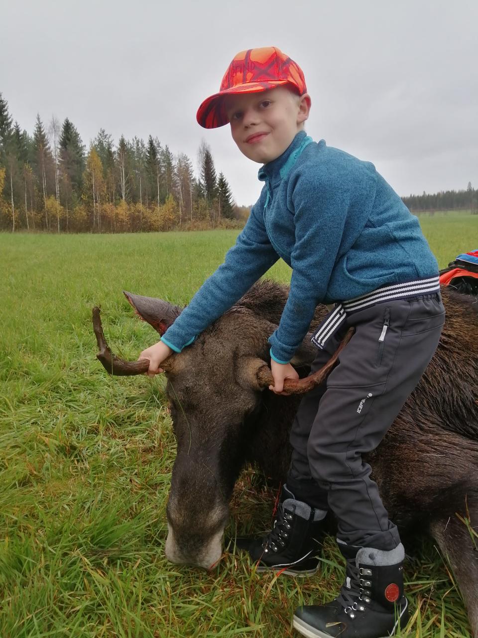 Kaapo Kervinen ja kaadettu hirvi