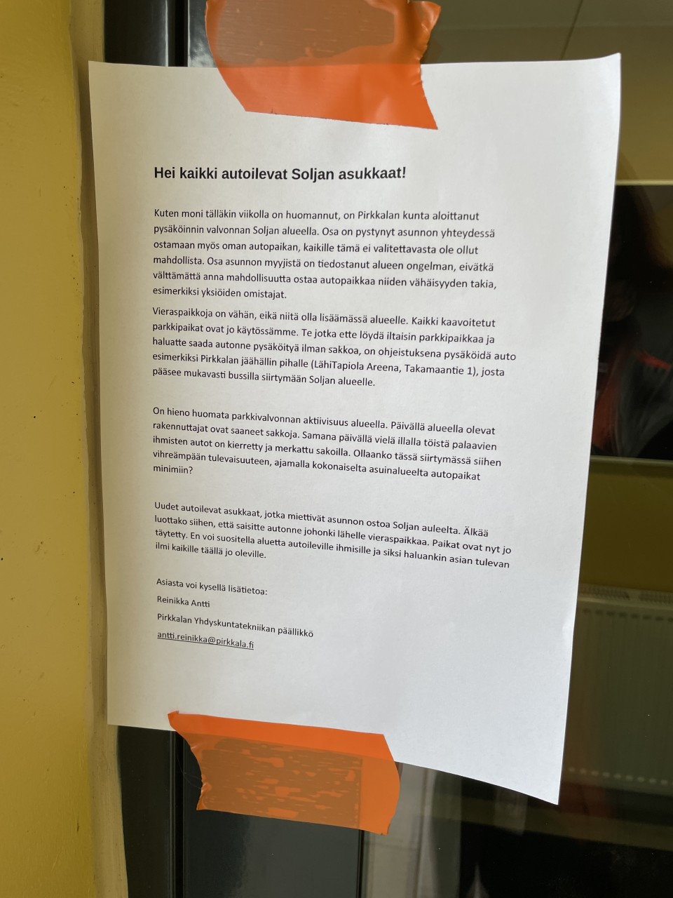 Asukkaan kirjoittama lappu rappukäytävässä missä kiroillaan vähäisiä pysäköintipaikkoja