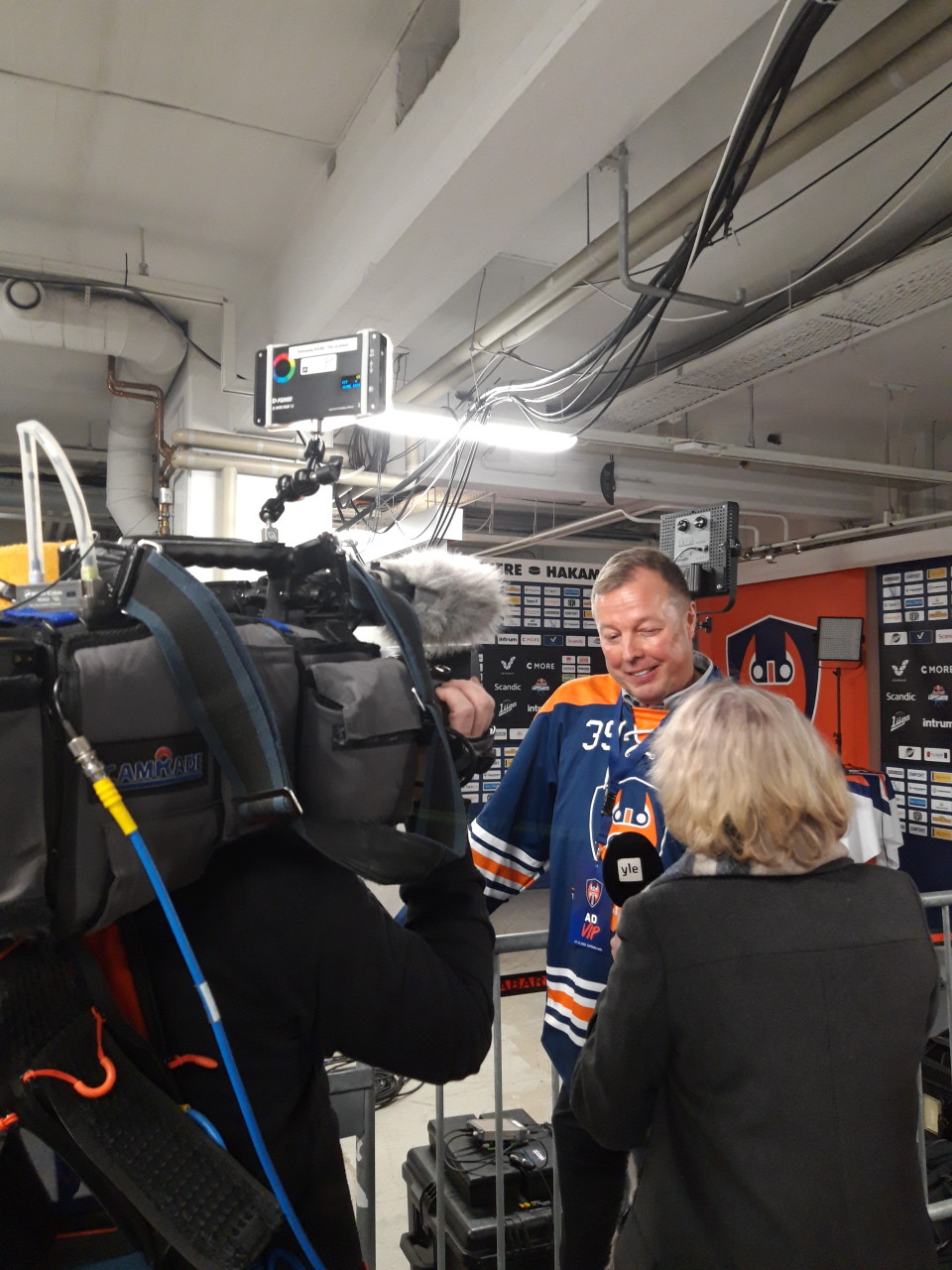 Janne Ojanen Sari Sirkkiän haastattelussa Hakametsän jäähyväisottelussa.
