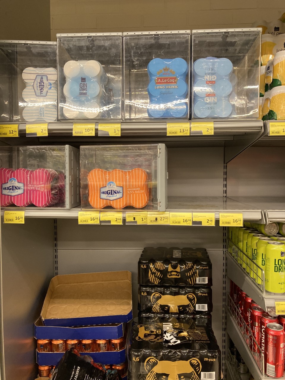 Lonkeropakkauksia on pantu kovamuovisiin, hälyttimellä varustettuihin laatikoihin varkauksien estämiseksi.