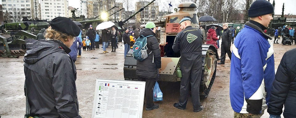 Ihmiset ihmettelevät armeijan kalustoa Tampereen Ratinanniemessä itsenäisyyspäivänä 2019.