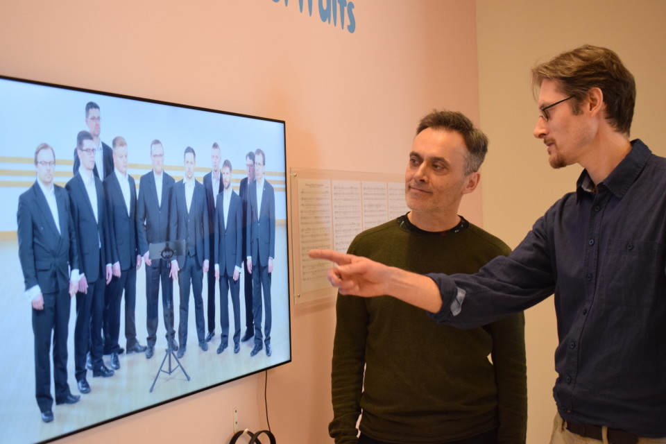 Nils Agdler ja Timo Menke katselevat kuoron kuvaa televisioruudulla