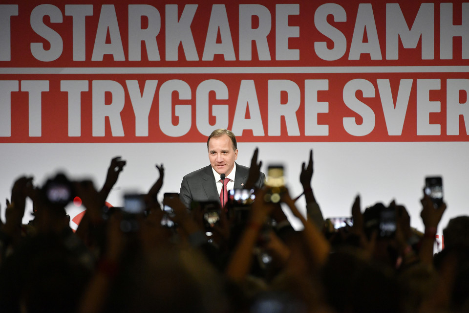 Stefan Löfven puhuu Sosiaalidemokraattien vaalivalvojaisissa Tukholmassa