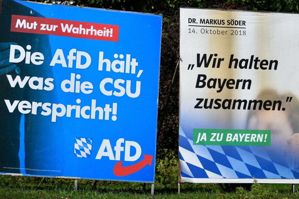 AfD:n ja CSU:n vaalimainokset rinnakkain.