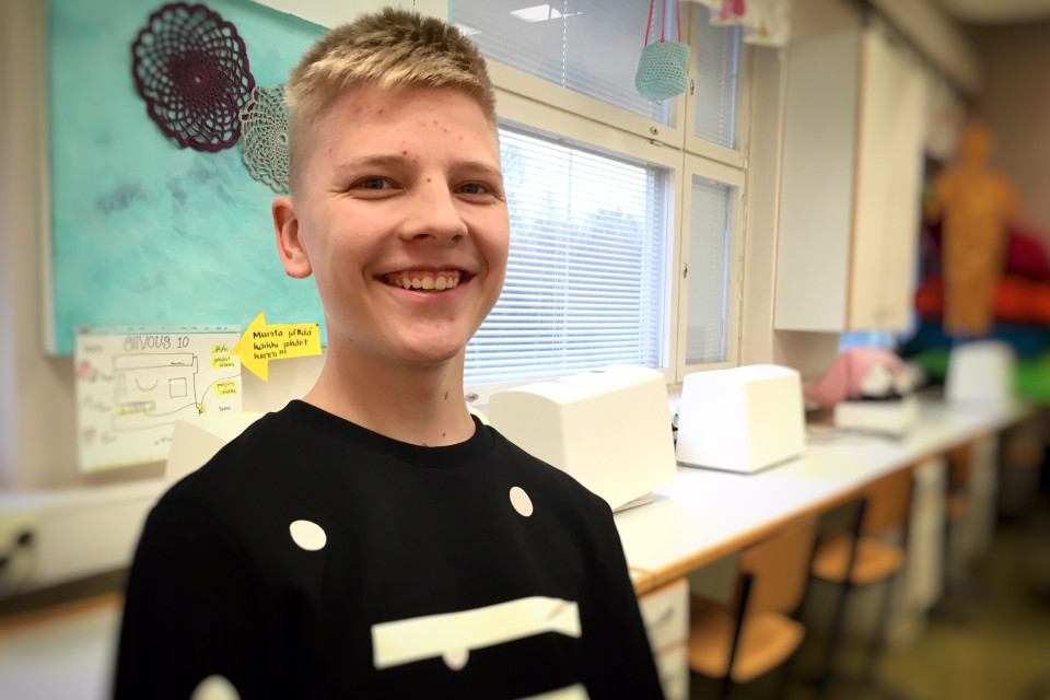 Yhdeksännen luokan oppilas Max Sutinen käsityöluokassa.