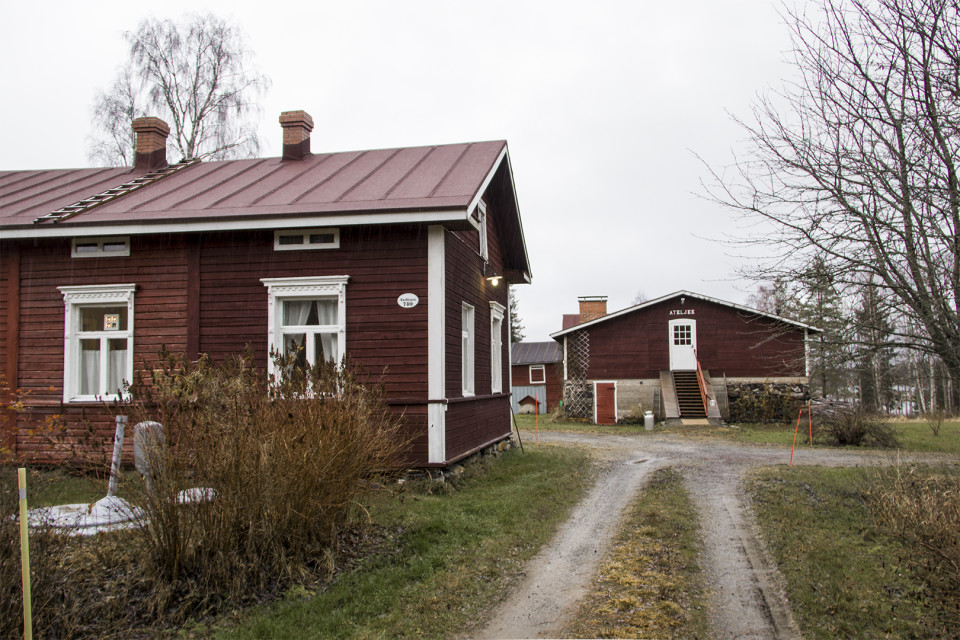 Sampo Kaikkosen ateljee-gallerian pihapiiri