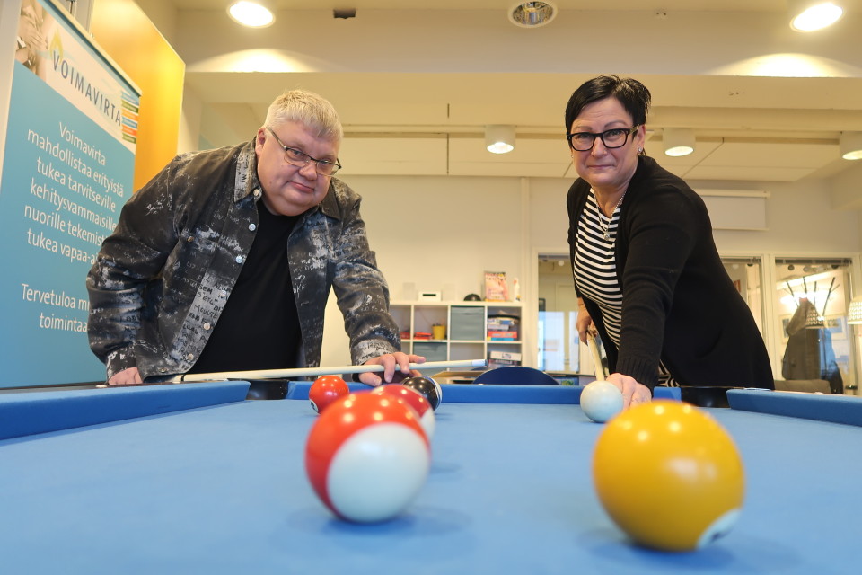 Markku Vellas ja Helvi Hellsten pelaavat biljardia Setlementin Voimavirta-tapaamispaikassa.