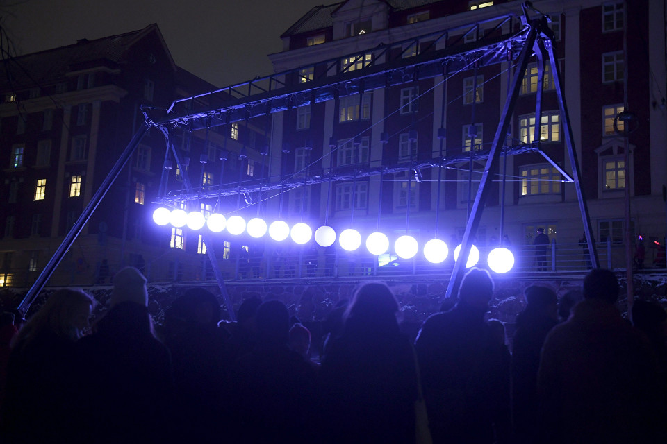 hollantilaisen valotaiteilijan Ivo Schoofsin Large Pendulum Wave -teosta Lux Helsinki -valofestivaalin ensimmäisenä päivänä Nervanderin puistikossa Helsingissä.