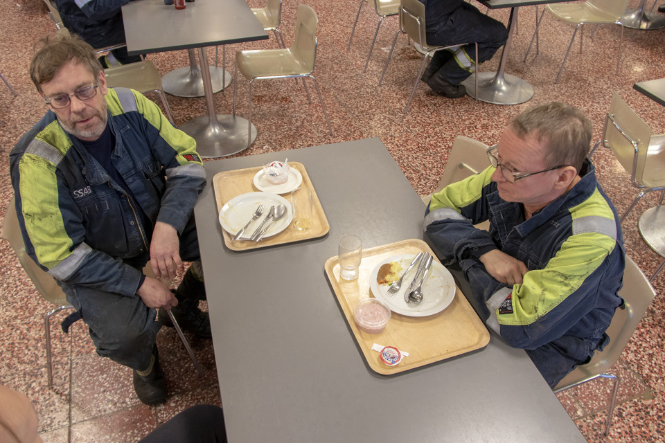 Ruokala on tuttu ja tärkeä paikka Pekka Eskolalle ja Arto Pyhtilälle, jotka ovat työskennelleet terästehtaalla yli 30 vuotta.