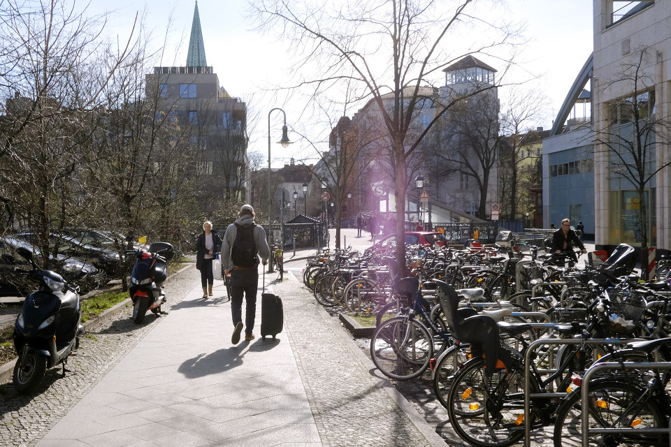 Turisti kävelee matkalaukkunsa kanssa Berliinissä.