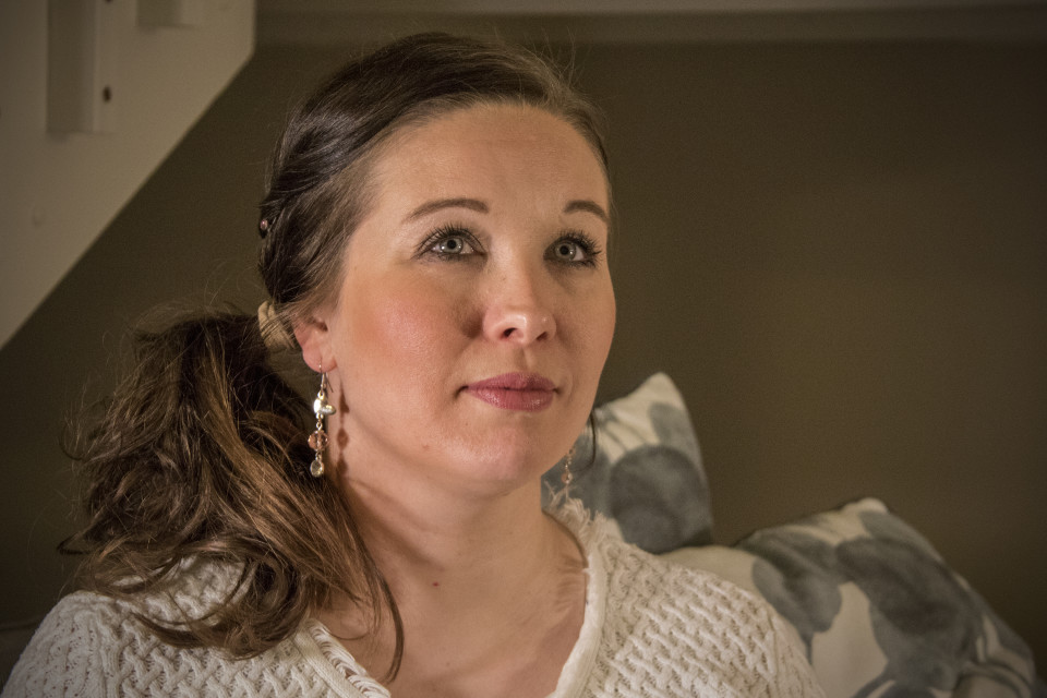 Henkilökuva Henna-Mari Luolamosta.