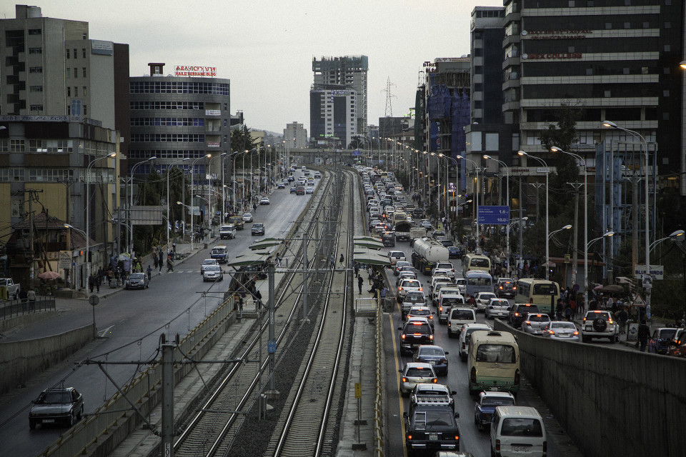 Raitiotie ja kerrostaloja Addis Abeban keskustassa.