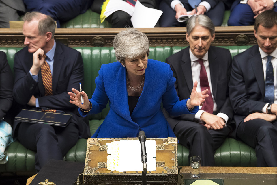 Pääministeri Theresa May puhuu parlamentissa.