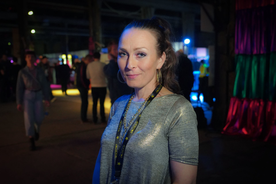 Leena Hoverfält, Querelle