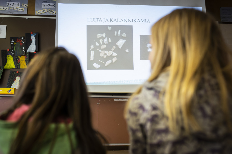 Lapsia ja kankaalle heijastettu kuva.
