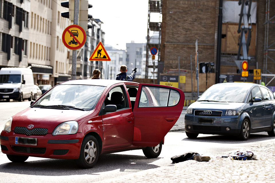 Poliiseja ampumapaikalla Helsingin Hietalahdenkadulla tiistaina 23. heinäkuuta 2019.