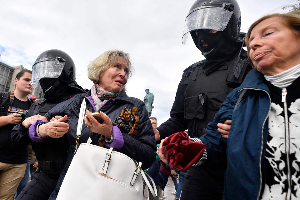 Moskovan poliisi otti kiinni satoja ihmisiä opposition luvattomassa mielenosoituksessa Moskovassa.