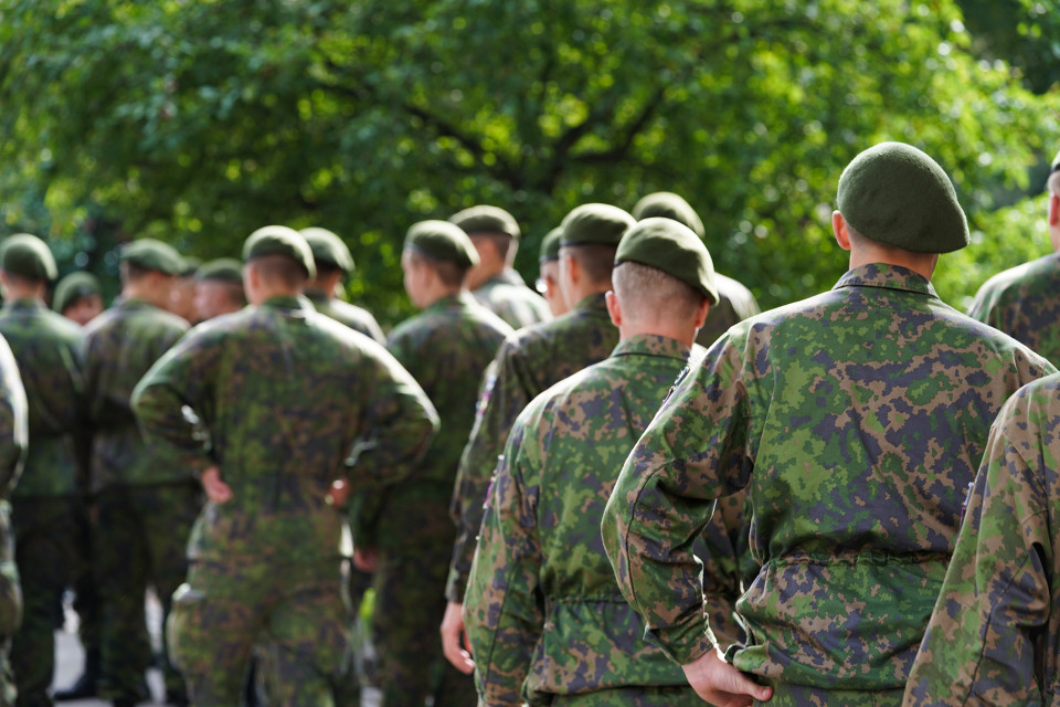 Puolustusvoimat antavat virka-apua poliisille valvontatehtävissä.