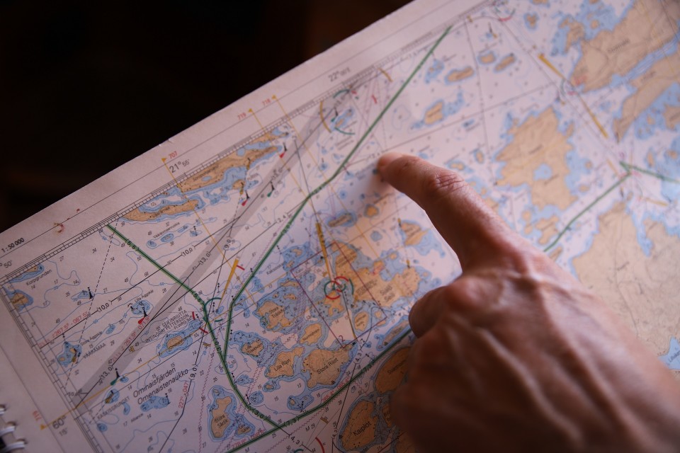 Elokuun alun onnettomuus Airistolla, Turun edustalla vaati kahden ihmisen hengen. Leevi Parsama osoittaa tapahtumapaikkaa kartalla.