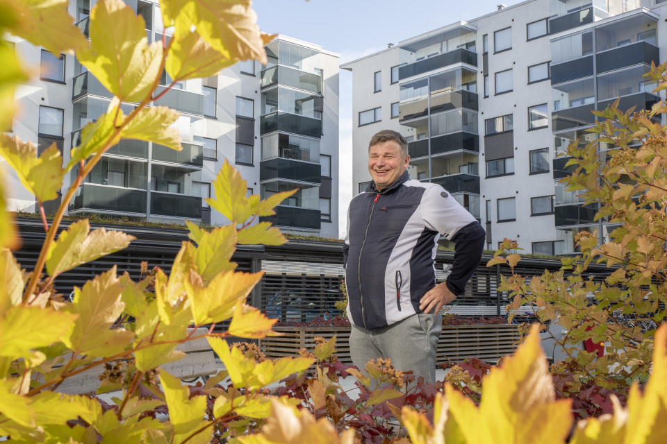 Petri Kahelin kerrostalojen sisäpihalla.