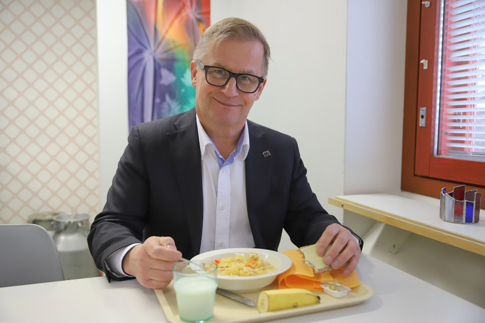Savukosken kunnanjohtaja Esko Rautiainen syö lounaansa silloin tällöin kouluruokalassa.