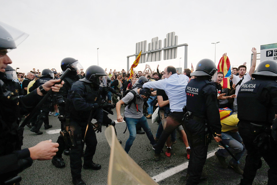 Mielenosoittajia Barcelonan lentoasemalla.