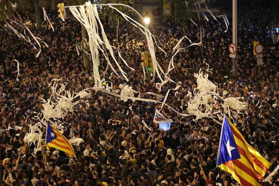 Mielenosoittajat heittävät vessapaperia ilmaan Barcelonassa.