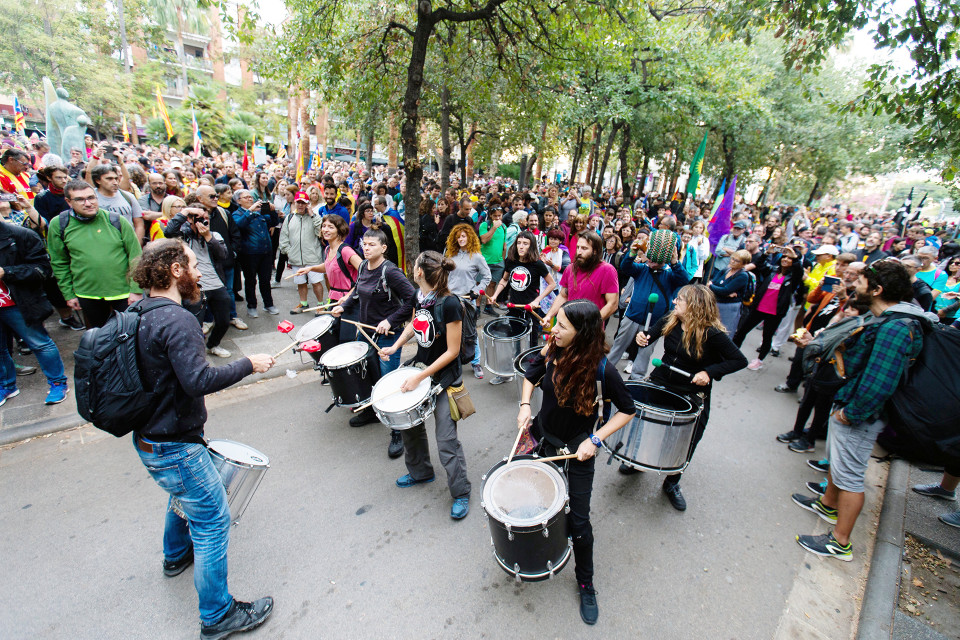 Mielenosoittajat soittavat rumpuja Barcelonassa.