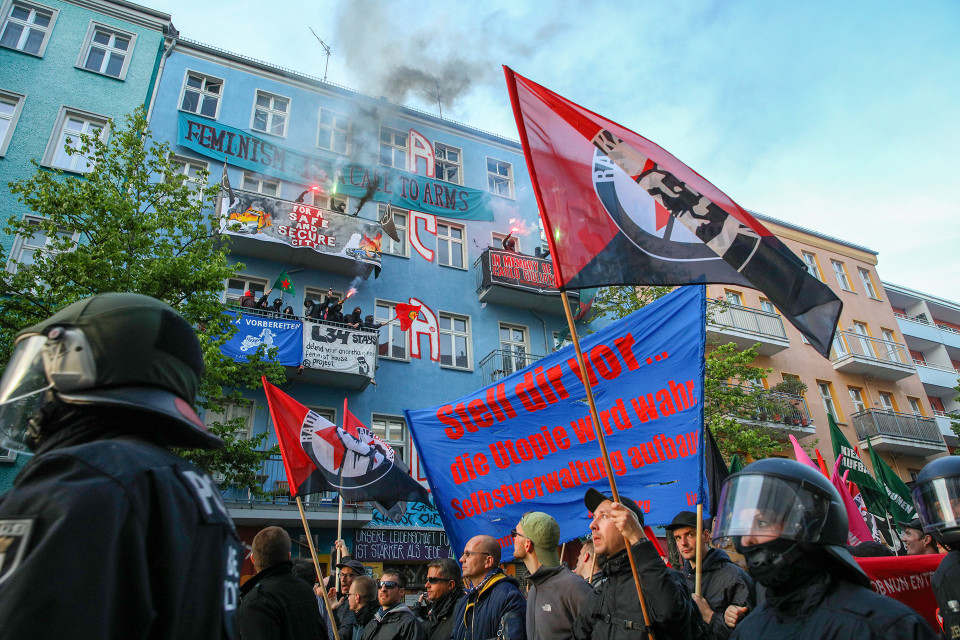 Mielenosoitus kaupunginosan keskiluokkaistumista vastaan Berliinin Rigaer Strassella vappuna 2019.