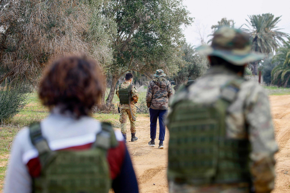 Libyan hallituksen taistelijoita partioimassa Tripolin eteläpuolella 12. tammikuuta.