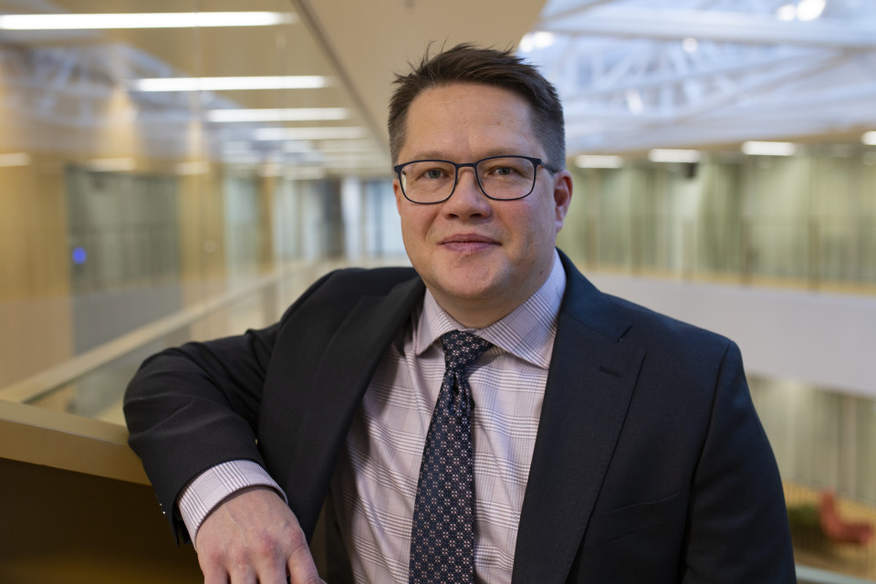 Juha Joenväärä työskentelee apulaisprofessorina Aalto-yliopiston rahoituksen laitoksella.