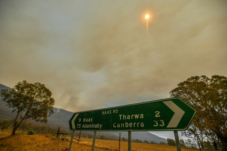 Tulipalorintama Tharwan kaupungin lähellä, 30 km Canberrasta.