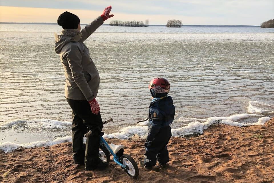 Maria Tyyster järven rannalla talvella