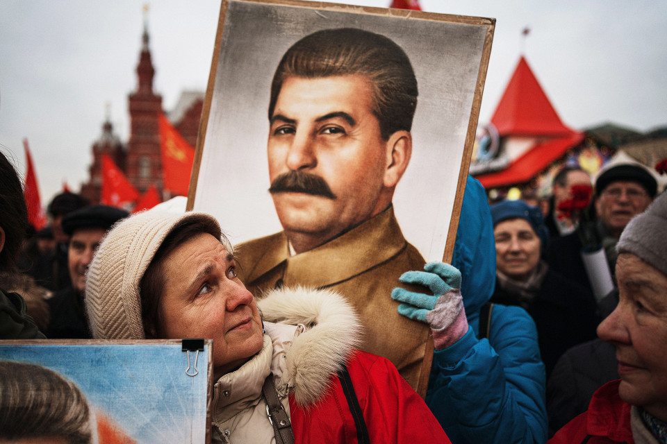 Ihmisiä kantamassa Stalinin kuvia Moskovassa 21. jouluuta 2019, jolloin tuli kuluneeksi 140 vuotta Stalinin syntymästä.