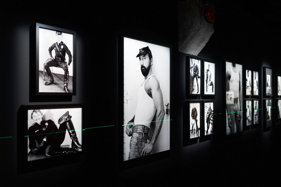 Tom of Finland -näyttelyn pystytystä Tallinnassa.