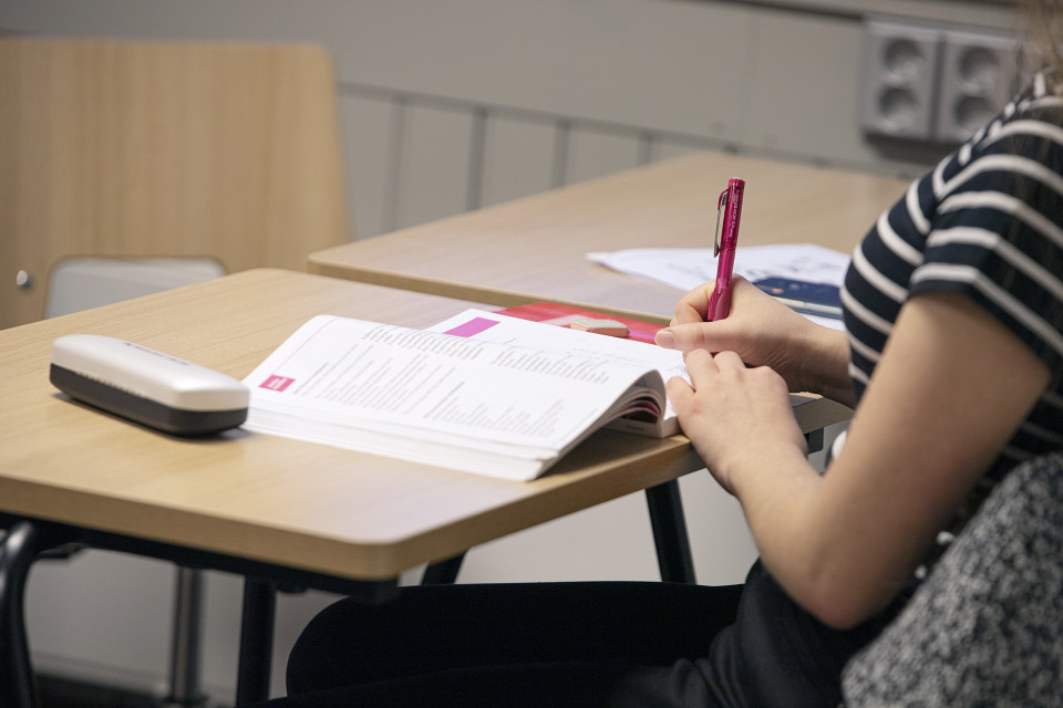nainen opiskelee luokassa