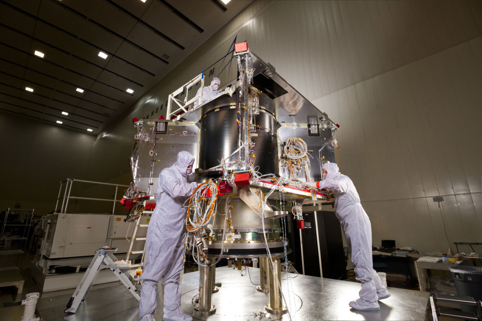 OSIRIS-REx-alus kokoamisvaiheessaan vuonna 2015.