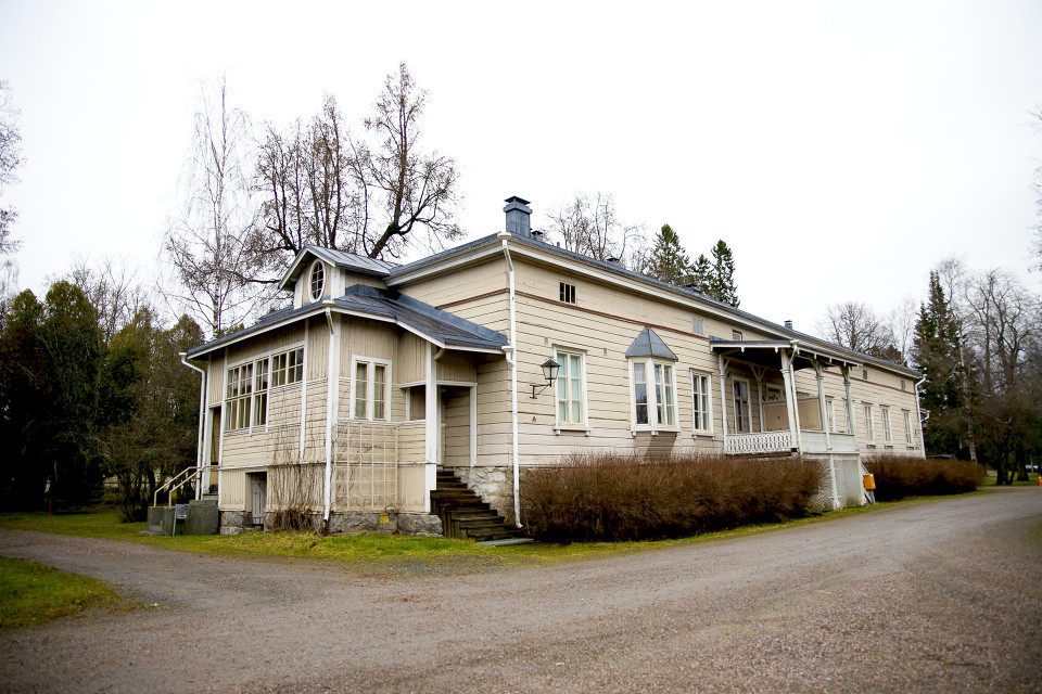 Mustialan maatalousoppilaitoksen vanha puurakennus