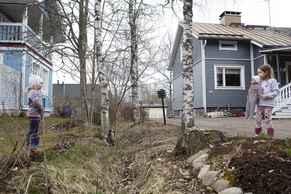 Parhaat kaverukset leikkivät ennen koronaa päivittäin yhdessä. Nyt naapurukset eivät saa ylittää ojaa.