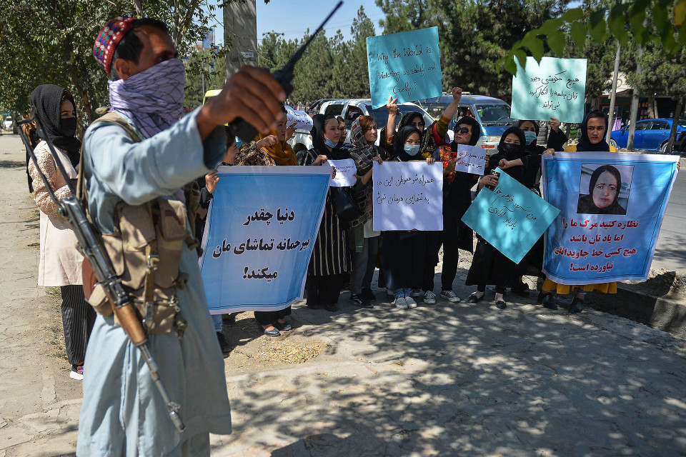 Taliban-taistelija seisoi vartiossa kun afganistanilaisnaiset osallistuivat Pakistanin vastaiseen mielenosoitukseen Kabulissa 8. syyskuuta.