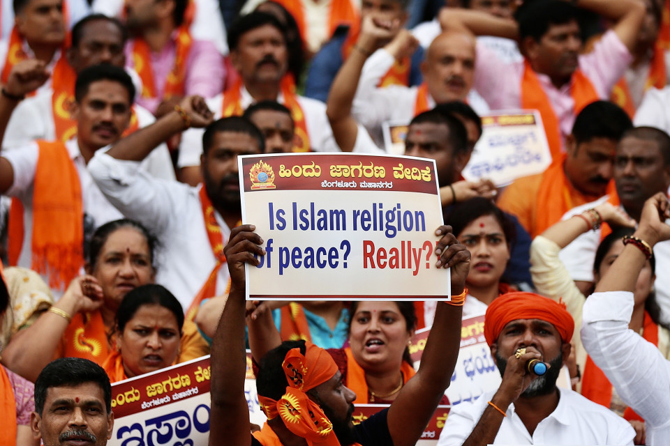 Hindumielenosoittajia Bangaloressa.