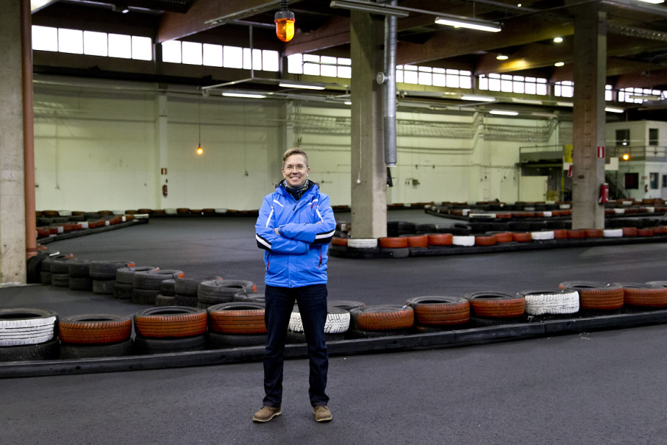 Ossi Oikarinen seisoo karting-radalla.