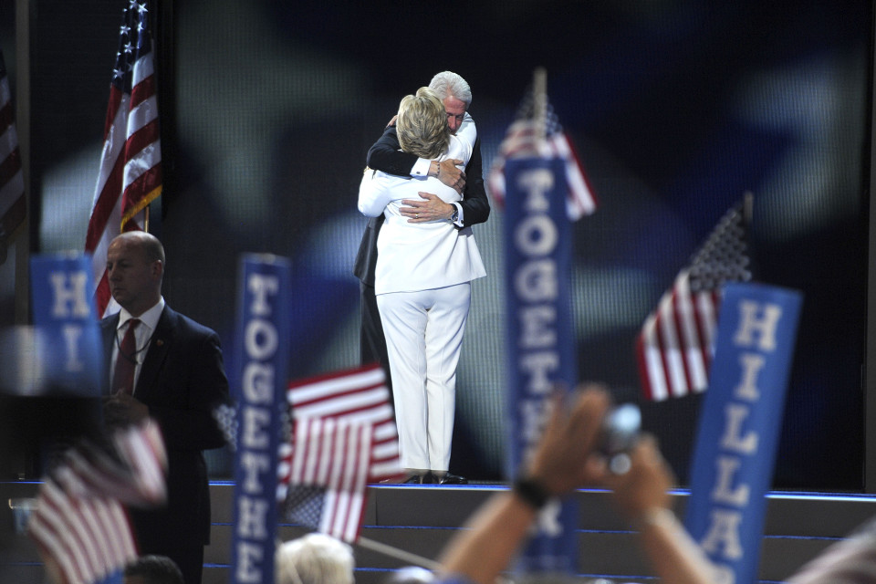 Bill Clinton ja Hillary Clinton Demokraattien kokouksessa 2016