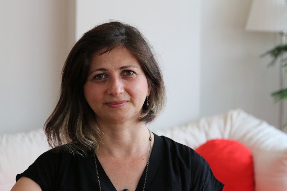 Toimittaja Tuğba Tekerek
