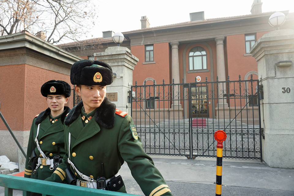 Peking Suomen suurlahettilään residenssin vartijat.