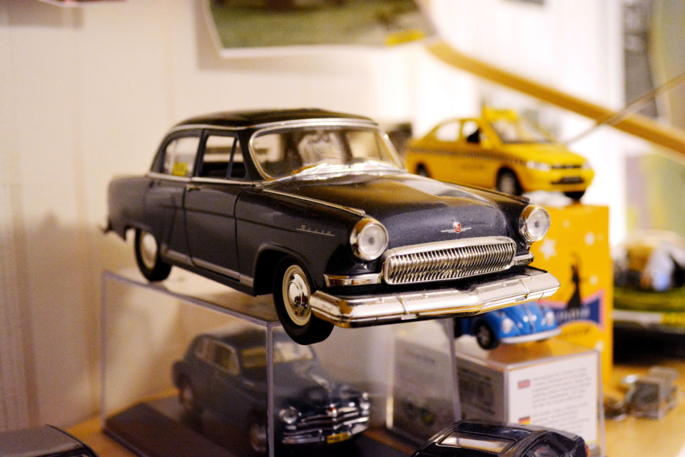 Maurin kotoa löytyvä pienoisauto kirjahyllyssä.